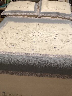 Blue and Cream Heirloom King Bed Quilt